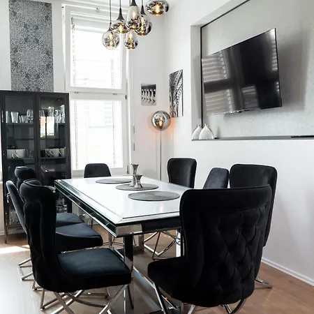 Zentrumsnah 140qm - 4 Schlafzimmer, Zwei Baeder Und Grosses Wohnzimmer Und Essbereich Apartment