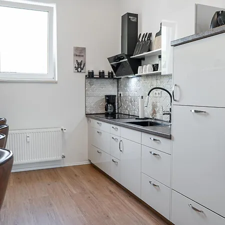 Zentrumsnah 140qm - 4 Schlafzimmer, Zwei Baeder Und Grosses Wohnzimmer Und Essbereich