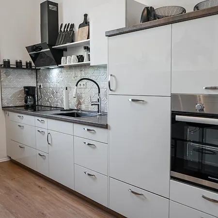Apartment Zentrumsnah 140qm - 4 Schlafzimmer, Zwei Baeder Und Grosses Wohnzimmer Und Essbereich Eisenach
