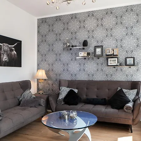 Zentrumsnah 140qm - 4 Schlafzimmer, Zwei Baeder Und Grosses Wohnzimmer Und Essbereich *