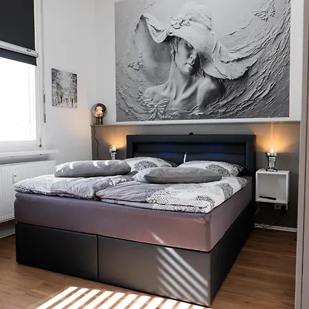 Zentrumsnah 140qm - 4 Schlafzimmer, Zwei Baeder Und Grosses Wohnzimmer Und Essbereich Apartment