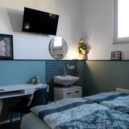 Zentrumsnah 140qm - 4 Schlafzimmer, Zwei Baeder Und Grosses Wohnzimmer Und Essbereich Apartment