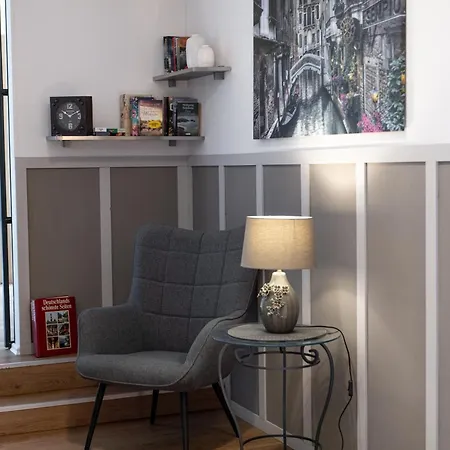 Zentrumsnah 140qm - 4 Schlafzimmer, Zwei Baeder Und Grosses Wohnzimmer Und Essbereich Apartment
