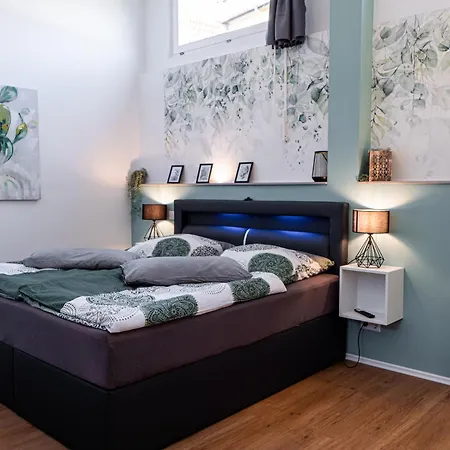 Zentrumsnah 140qm - 4 Schlafzimmer, Zwei Baeder Und Grosses Wohnzimmer Und Essbereich Apartment