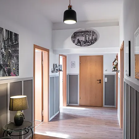 Zentrumsnah 140qm - 4 Schlafzimmer, Zwei Baeder Und Grosses Wohnzimmer Und Essbereich Apartment