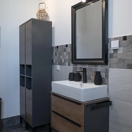 Apartment Zentrumsnah 140qm - 4 Schlafzimmer, Zwei Baeder Und Grosses Wohnzimmer Und Essbereich Eisenach