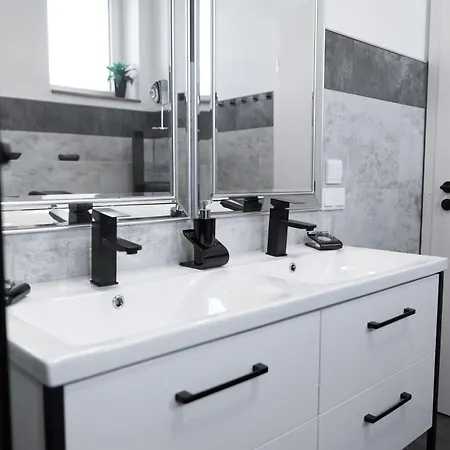 Apartment Zentrumsnah 140qm - 4 Schlafzimmer, Zwei Baeder Und Grosses Wohnzimmer Und Essbereich *
