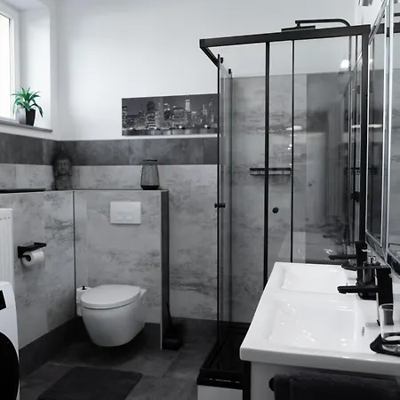 Zentrumsnah 140qm - 4 Schlafzimmer, Zwei Baeder Und Grosses Wohnzimmer Und Essbereich *