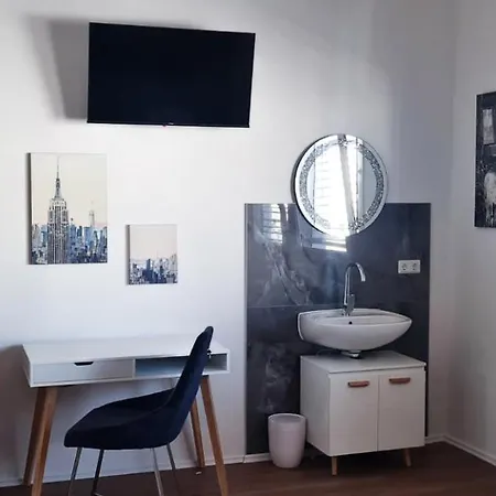 Zentrumsnah 140qm - 4 Schlafzimmer, Zwei Baeder Und Grosses Wohnzimmer Und Essbereich Eisenach