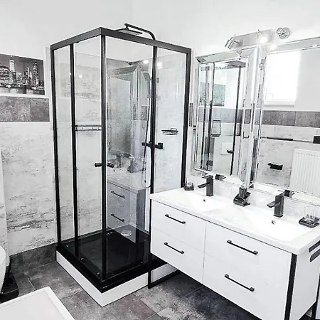 Zentrumsnah 140qm - 4 Schlafzimmer, Zwei Baeder Und Grosses Wohnzimmer Und Essbereich