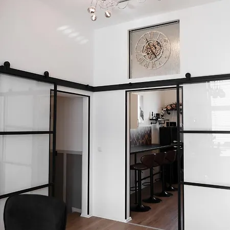 Apartment Zentrumsnah 140qm - 4 Schlafzimmer, Zwei Baeder Und Grosses Wohnzimmer Und Essbereich
